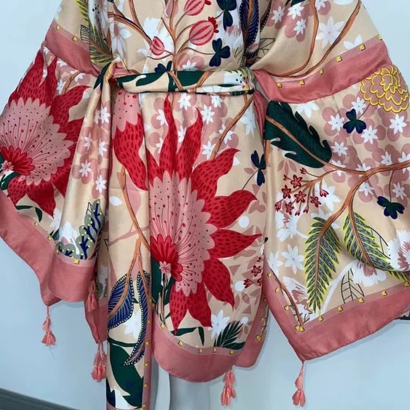 Beautiful wrap top - Picture 5 of 5